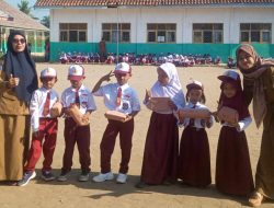 Puncak Rangkaian Lomba Peringati HUT RI ke-79, Kepsek SDN 1 Cempaka Bagikan Hadiah