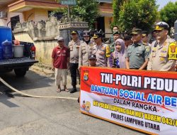 Polres Lampung Utara dan Kodim 0412/LU Bagikan Air Bersih Kepada Warga