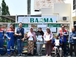 Bazma RU VI Balongan Serahkan Gerobak Dagang kepada Penyandang Disabilitas
