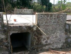 Masyarakat Ragu Kualitas Pembangunan Jembatan Ruas Kalisari-Krawangsari