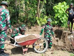 Bareng Warga Kampung Scofro,Satgas Pamtas Status Yonif 131/Brs Bersihkan Gereja