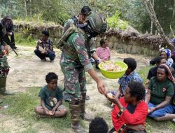 Satgas Yonif 323 Berbagi Nasi Bungkus dan Makan Bersama Jemaat Gereja Santa Sisilia