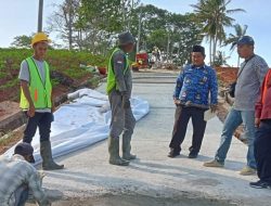 Kabid Perkim Monitoring Pengerjaan Rabat Beton Desa Hujan Mas Abung Barat
