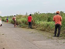 Karang Taruna di Kecamatan Babelan Gotong Royong Bersihkan Rumput Badan Jalan