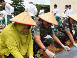 Dukung Program Pemerintah,Danrem 043/Gatam Tanam Sayur Mayur