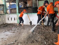 Pemkot Balam Bareng Warga gotong Royong Bersihkan Lumpur Banjir