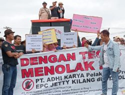 Ribuan Warga di Kecamatan Juntinyuat Indramayu Demo PT Polytama Propindo