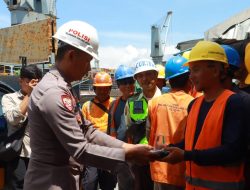 Sisihkan Uang Gaji,Kapolsek KSKP Cilacap Bantu Pekerja Pelabuhan
