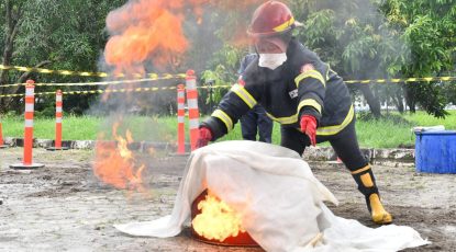 Tim Emergency and Insurance-HSSE RU VI Balongan Edukasi Padamkan Api kepada Para Ibu