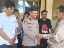Ajak Kasat Lantas, Wakapolres Sinjai Kunjungi Sinjai Tengah di Jumat Berkah