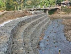 Pemasangan Bronjong di Aliran Sungai Panusupan Banyumas Untuk Cegah Longsor