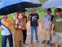 Walau di Guyur Hujan, Bupati Serang Didampingi Camat Survei Jalan Cikuya