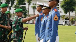 Mayjen TNI Arnold AP Ritiauw Serahkan Penghargaan Taruna Terbaik Tingkat III dan IV Kecabangan