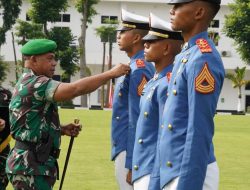 Mayjen TNI Arnold AP Ritiauw Serahkan Penghargaan Taruna Terbaik Tingkat III dan IV Kecabangan