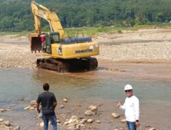 Turunkan Alat Berat,PT SBJ Bantu Petani Buka Akses Irigasi Sawah di Sungai Cidikit