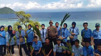 Ratusan Bibit Pohon Kelapa Ditanam di Pantai Pulau 9 Desa Harapan Sinjai