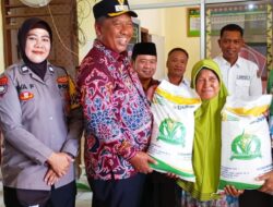 I Komang Koheri Serahkan Bantuan Pangan Nasional di Kelurahan Gunung Sugih Raya