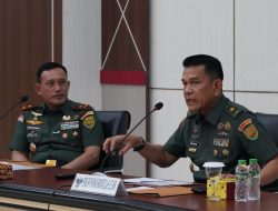 Brigjen TNI Rikas Hidayatullah Serahkan Pasukan Kepada Danrem 043/Gatam yang Baru Brigjen TNI Haryantana