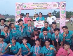 Kuwu Sofyan Gunawan Tutup dan Serahkan Piala Karang Taruna Gading Juara Cup