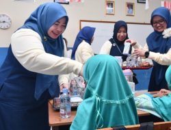 Sapa Ratusan Siswa SD,PWP dan KWP Bagikan Makan Siang Bergizi