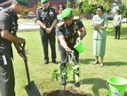 Tradisi Perpisahan, Mayjend TNI Arnold AP Ritiauw Tanam Pohon di Akmil