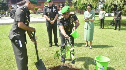 Tradisi Perpisahan, Mayjend TNI Arnold AP Ritiauw Tanam Pohon di Akmil