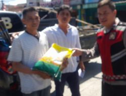 Sambil Keliling Anggota Polsek Caringin Gelar Bazar Beras Murah