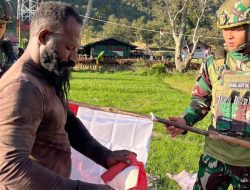 Satgas Yonif 521/DY Kibarkan Bendera Merah Putih Bersama Masyarakat Distrik Bolakme