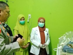 Undang Perhatian Publik,Kapolres Sinjai Cek Kondisi Bayi yang Ditemukan Warga
