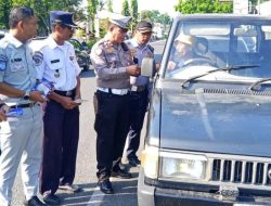 Upayakan Kesadaran Bayar Pajak,Sat Lantas Polres Sinjai Bagikan Brosur