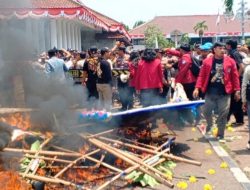 Picu Ketegangan,Aksi Mahasiswa Warnai HUT Kabupaten Serang ke-499