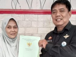Pj Kades Jatibarang Baru Indramayu Serahkan Sertifikat PTSL kepada Warga Penerima