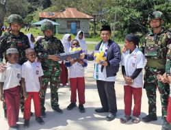 Peringati Hari Sumpah Pemuda,Satgas Yonif 521/DY Bagikan Net dan Bola Volly di Distrik Walesi