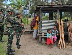 Satgas Yonif 521/DY Laksanakan Komsos di Distrik Walesi