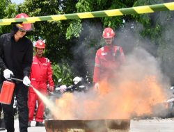 Puluhan Warga di Ring 1 RU VI Balongan dapat Pelatihan Padamkan Kebakaran