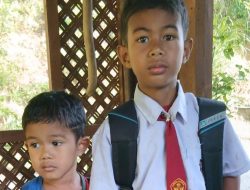 Jalan Kaki,Dua Anak Yatim di Sinjai Tengah Tempuh Kiloan Meter ke Sekolah