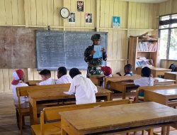 Satgas Yonif 521/DY Tanamkan Disiplin Sejak Dini di SD Inpres Eragayam