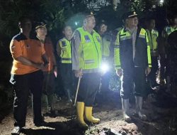 Personil dan Anjing Pelacak Diterjunkan Polresta Cilacap Guna Evakuasi Korban Longsor