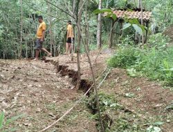 Kepala BNPB Tinjau Lokasi Bencana Tanah Longsor di Wilayah Cilacap