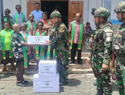 Satgas Yonif 521/DY Bagikan Bingkisan Makanan di Gereja GKI Yoska Yudea