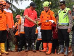 Gubernur Jateng Didampingi Kapolresta Cilacap Tinjau Lokasi Longsor Majenang