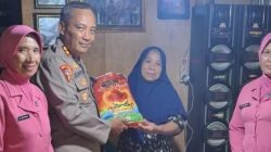 Kabag Ops Serahkan Bantuan Program Peduli Kapolres Sinjai Kepada Warga Kurang Mampu