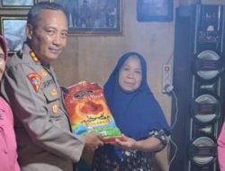 Kabag Ops Serahkan Bantuan Program Peduli Kapolres Sinjai Kepada Warga Kurang Mampu