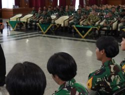 The King of Sparko Sampaikan Materi Kepemimpinan Lapangan kepada Taruna Akmil