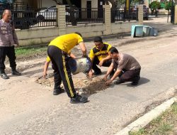 Wujud Peduli kepada Masyarakat, Kapolsek Tanjung Senang Pimpin Perbaikan Jalan