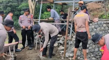 Brimob Batalyon C Pelopor Bantu Bangun Jembatan Gantung di Wilayah Soppeng