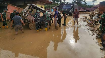 Satgas Gulbencal Bersihkan Sisa Material Banjir di Wilayah Tapsel