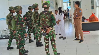 Satgas Yonif 521/DY Pererat Sinergitas dengan Tenaga Medis Puskesmas Kobakma