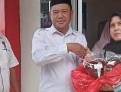Eva Dwiana Bagikan Bantuan Beras Pangan kepada Masyarakat di Bandar Lampung