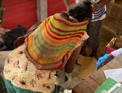 Satgas Yonif 521/DY Bersama Puskesmas Beri Pelayanan Kesehatan Gratis di Kampung Muaranawa Distrik Airu